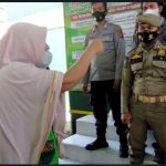 Seorang wanita tampak mengamuk di depan ruang isolasi Covid-19 RSTN Boalemo/sc