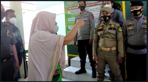 Seorang wanita tampak mengamuk di depan ruang isolasi Covid-19 RSTN Boalemo/sc