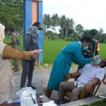 Swab antigen bagi para pelanggaran protokol kesehatan (Prokes), khususnya para pengunjung pasar yang kedapatan tidak memakai masker, di Pasar Selasa Oluhuta, di Kelurahan Oluhuta Utara, Kecamatan Kabila, Selasa (10/8/2021)