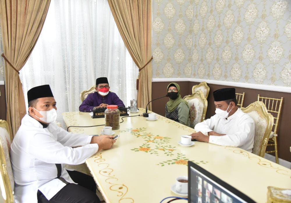 Wali Kota Gorontalo, Marten Taha saat mengikuti Doa dan Dzikir menyambut Tahun Baru Islam 1443 H secara virtual/Humas Pemkot