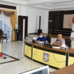Gubernur Gorontalo Rusli Habibie (tengah) saat memimpin rapat koordinasi pengadaan tanah untuk pembangunan sekolah Secaba dan Kodim secara virtual, di aula rumah jabatan gubernur, Kamis (5/8/2021). (Foto: Salman)