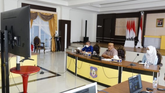 Gubernur Gorontalo Rusli Habibie (tengah) saat memimpin rapat koordinasi pengadaan tanah untuk pembangunan sekolah Secaba dan Kodim secara virtual, di aula rumah jabatan gubernur, Kamis (5/8/2021). (Foto: Salman)