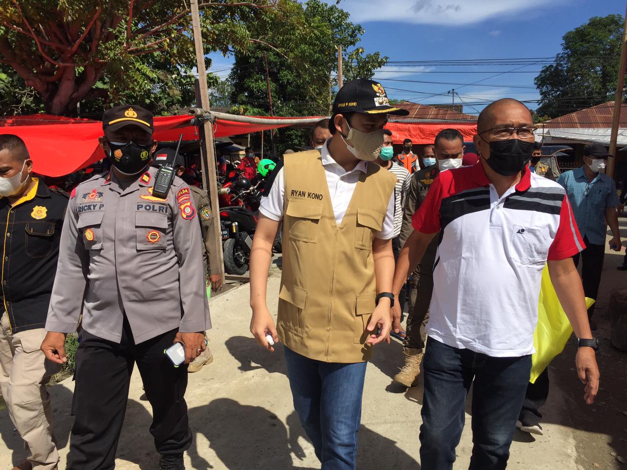 Wakil Wali Kota Gorontalo, Ryan F. Kono saat meninjau penerapan protkes di Pasar Tradisional/ Humas Pemkot