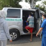 Proses evakuasi dua penjual ikan yang terindikasi terpapar Covid-19/