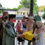 Wali Kota Gorontalo, Marten Taha saat memberikan bantuan secara simbolis kepada warga perwakilan Kube/Yunita Humola