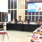 Wali Kota Gorontalo Marten Taha saat memimpin Rapat TPID di Aula Kantor Wali Kota Gorontalo/ Reinaldi Julfirman