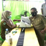 Wali Kota Gorontalo Marten Taha saat melakukan Peninjauan Vaksinasi Di Kelurahan Bugis Kecamatan Dumbo Raya Kota Gorontalo/ Reinaldi Julfirman