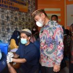Bupati Saipul Mbuinga, saat meninjau pelaksanaan vaksinasi di beberapa kecamatan di antaranya di kecamatan Duhiadaa dan kecamatan Buntulia. Foto/Humas Pemkab Pohuwato