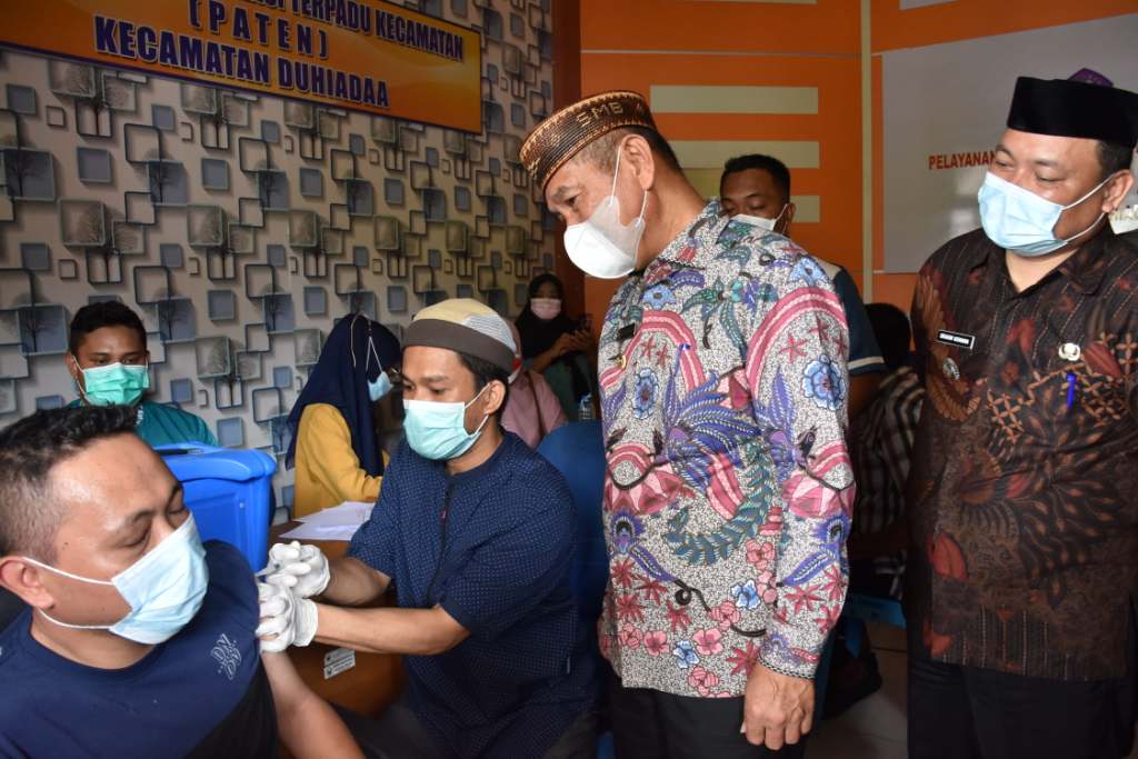 Bupati Saipul Mbuinga, saat meninjau pelaksanaan vaksinasi di beberapa kecamatan di antaranya di kecamatan Duhiadaa dan kecamatan Buntulia. Foto/Humas Pemkab Pohuwato
