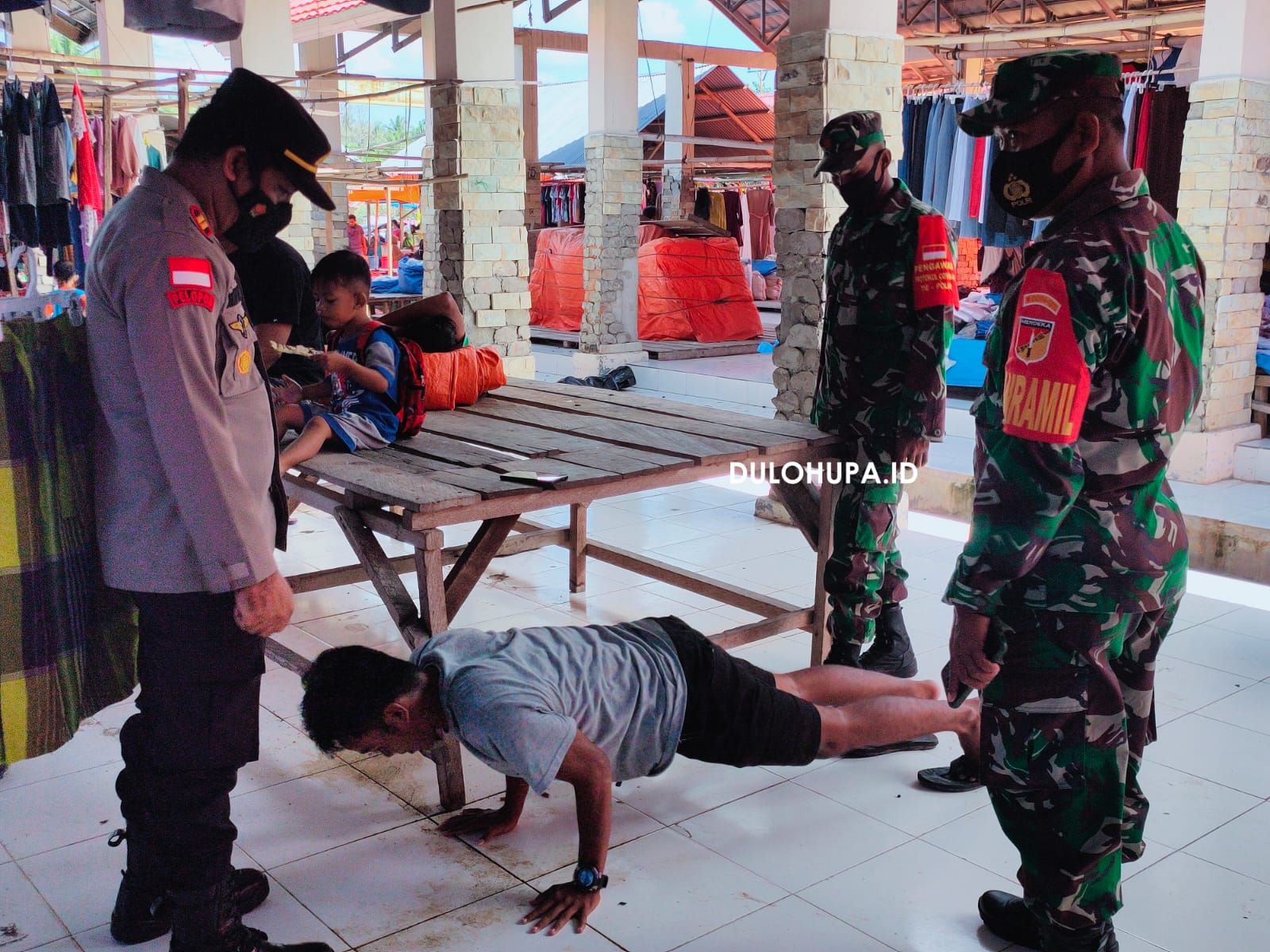Masyarakat yang melanggar protkes, dan langsung di berikan tindakan Push Up di tempat/Hendrik Gani