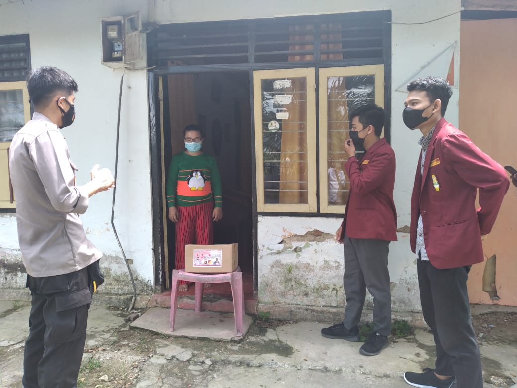 Polda Gorontalo menggandeng organisasi Ikatan Mahasiswa Muhammadiyah (IMM), untuk menyalurkan bantuan paket sembako kepada warga yang terdampak covid-19/