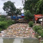 Sampah plastik terlihat menumpuk di saluran air Pasar Sabtu/ Reinaldi Julfirman