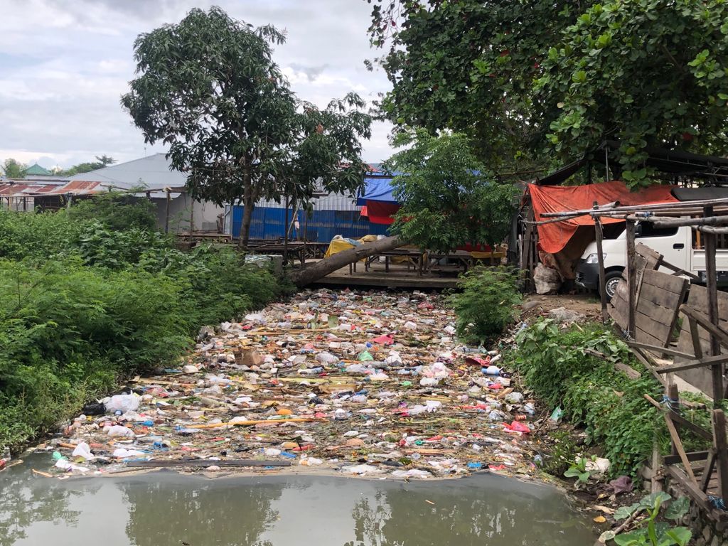 Warga Molosipat Keluhkan Saluran Air Pasar Sabtu yang Penuh Sampah