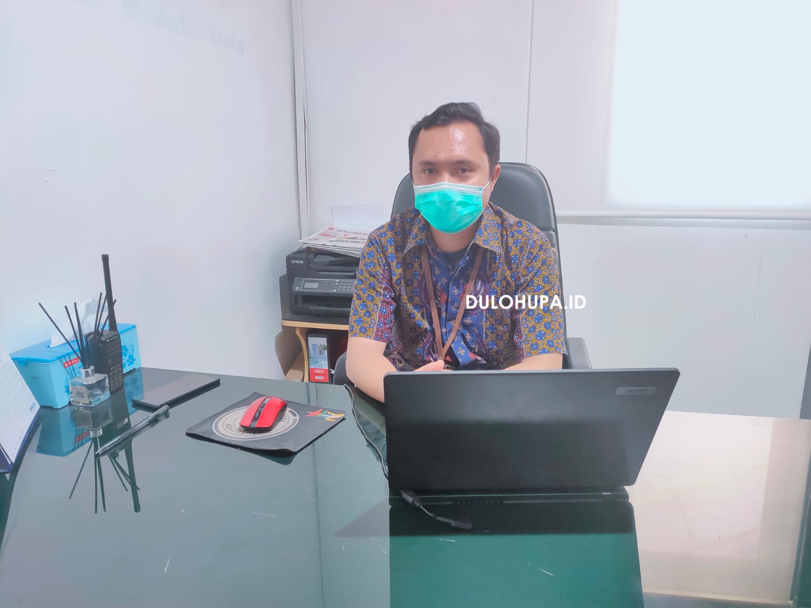 Menager PLN Marisa, Pohuwato, Husain Zaka Mubarok saat ditemui diruang kerjanya/Hendrik Gani
