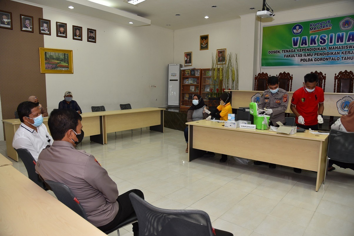 Fakultas Ilmu Pendidikan (FIP) Universitas Negeri Gorontalo (UNG) bekerjasama dengan pihak Polda Gorontalo dalam menyukseskan vaksinasi covid-19 di kalangan staf, pegawai, dosen, dan mahasiswa di lingkungan Fakultas Ilmu Pendidikan UNG/Humas UNG.