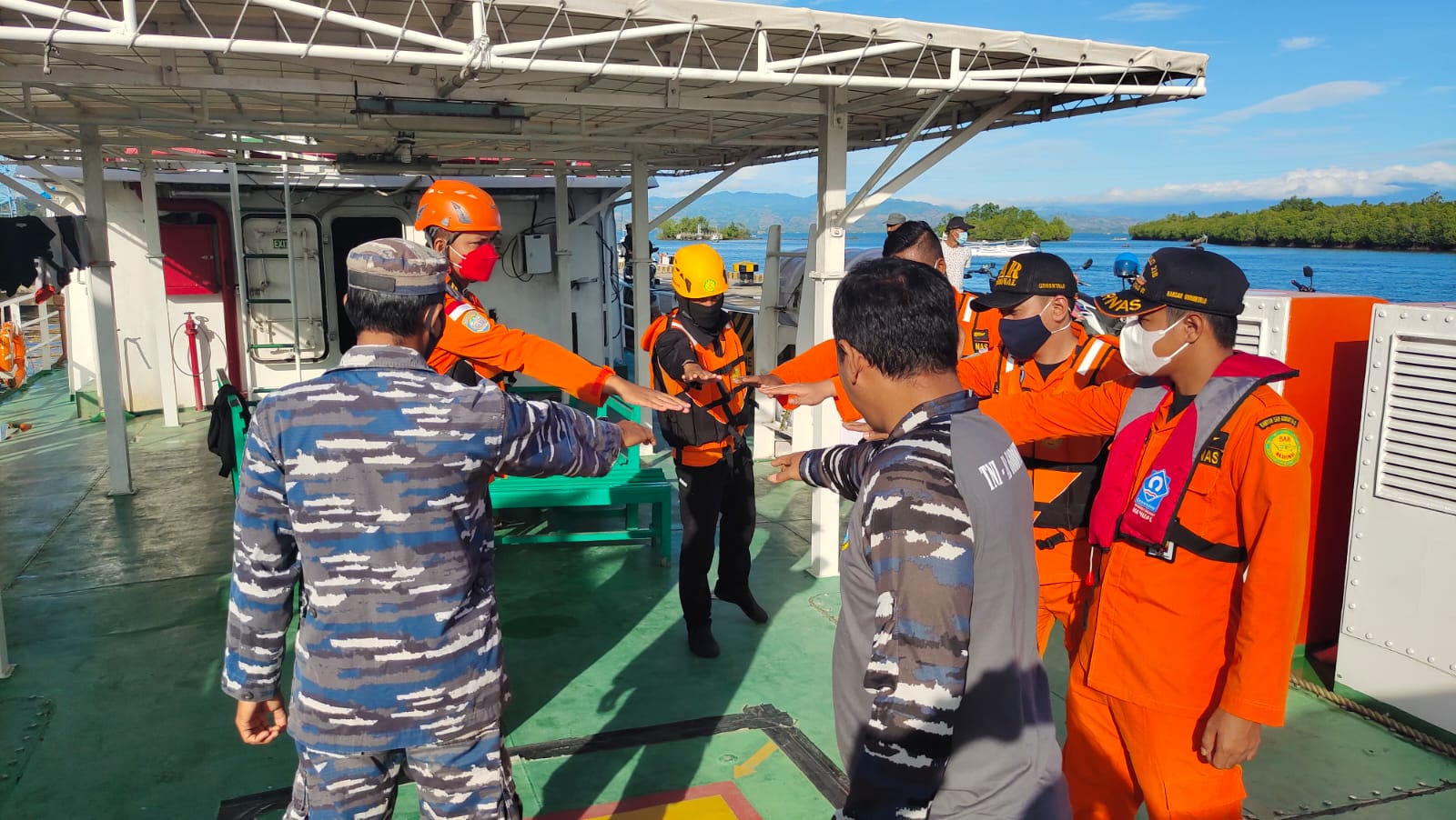 FOTO: TNI AL Gorontalo dan Basarnas Evakuasi Mayat di Ponelo