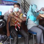 Salah satu warga di Kecamatan Tilamuta di Vakinasi di atas Kapal Milik TNI AL Gorontalo (15/8)