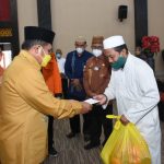 Wali Kota Gorontalo, Marten Taha saat menyalurkan paket bantuan kepada perwakilan pengurus masjid se Kota Gorontalo/ Humas Pemkot