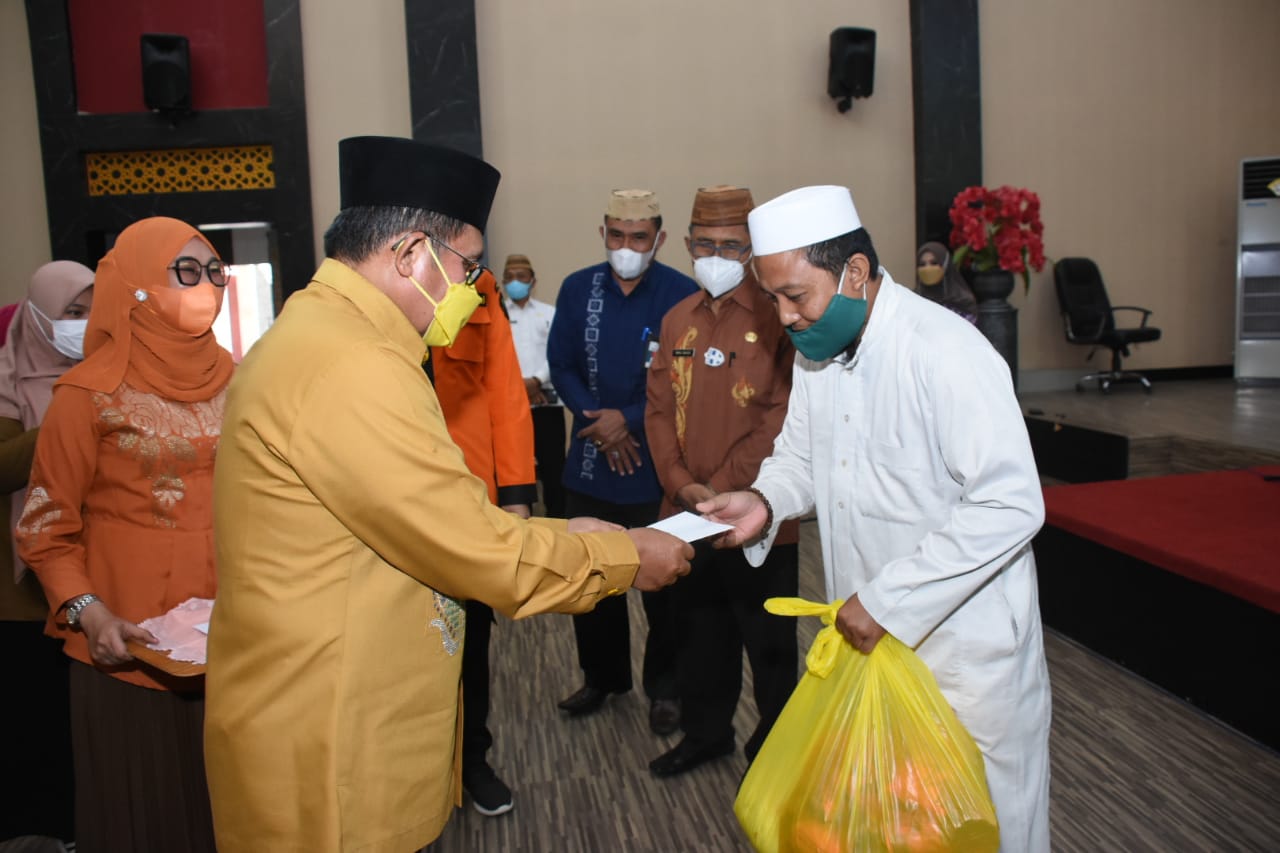 Wali Kota Gorontalo, Marten Taha saat menyalurkan paket bantuan kepada perwakilan pengurus masjid se Kota Gorontalo/ Humas Pemkot
