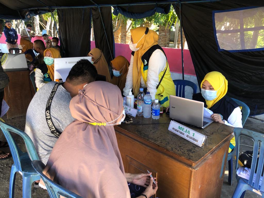 Pantau Penerapan Protkes di Pasar Moodu, Polri dan TNI Gelar Posko Vaksinasi