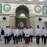 Wali Kota Gorontalo, Marten Taha bersama Wakil WaliKota, Ryan F.Kono dan Sekretaris Daerah Kota Gorontalo, Ismail Madjid saat foto dengan Pengurus PHBI periode Tahun 2021-2024 usai pelantikan/Yunita Humola