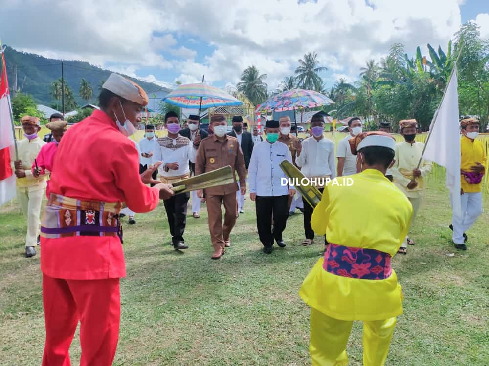 Bupati Pohuwato, Saipul Mbuinga saat disambut dengan prosesi adat/Hendrik Gani