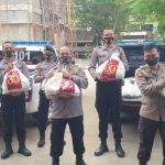 Karo Ops Polda Gorontalo, Kombes Pol M. Pratama Adhiyasastra; Dir Samapta Polda Gorontalo, Kombes Pol Achmad Surbana; dan Dir Pam Obvit Polda Gorontalo, Kombes Pol Mosyan Nimitch, dibantu personel polisi lainnya membagikan sembako/Humas Polda
