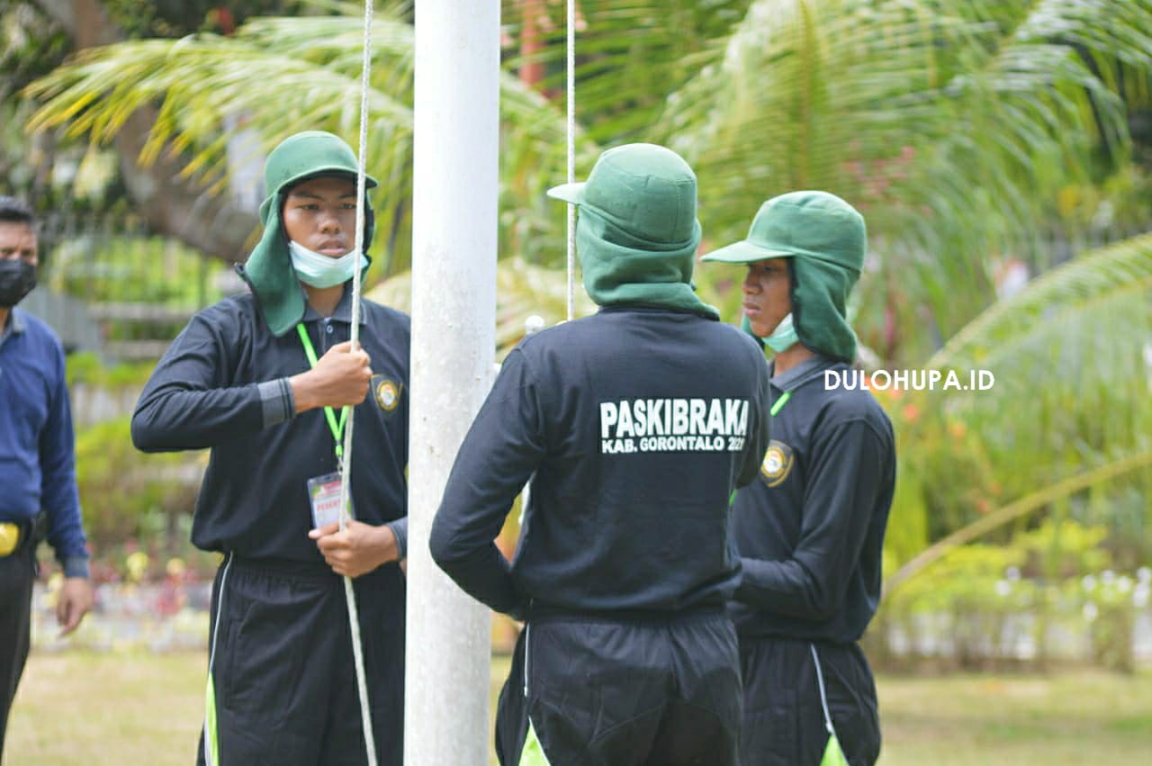 Paskibraka Kabupaten Gorontalo saat melaksanakan latihan di depan Rumah Dinas Bupati Gorontalo/Fandiyanto Pou