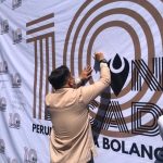 Bupati Bone Bolango, Hamim Pou saat menandatangani spanduk Perumda Bone Bolango/Reinaldi Julfikram