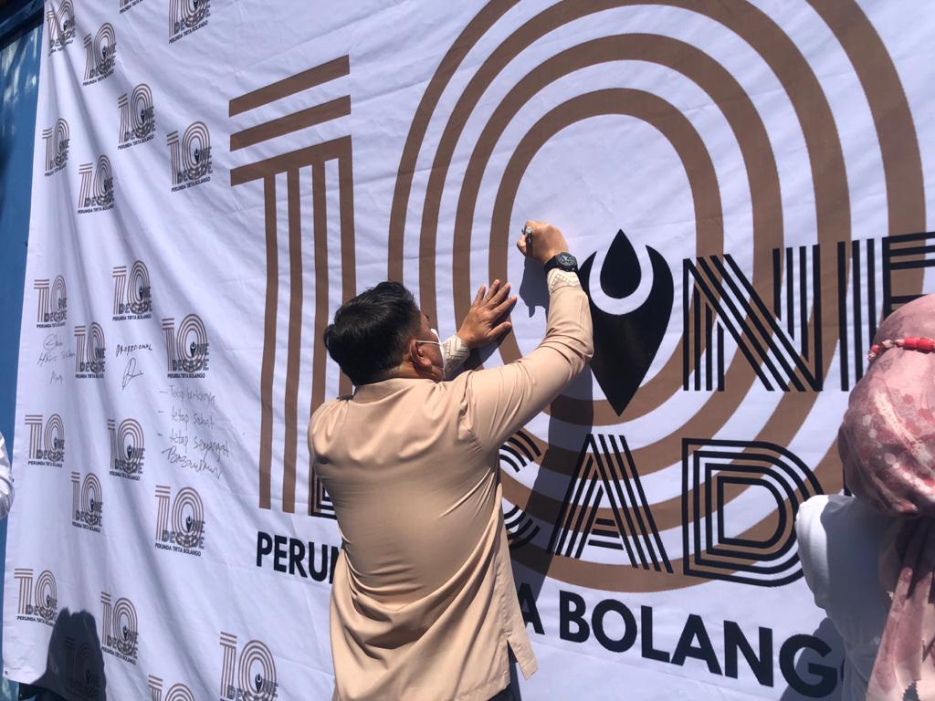 Bupati Bone Bolango, Hamim Pou saat menandatangani spanduk Perumda Bone Bolango/Reinaldi Julfikram
