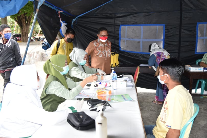 Wali Kota Gorontalo, Marten Taha saat meninjau gerai TVS di Kelurahan Tenda/Humas