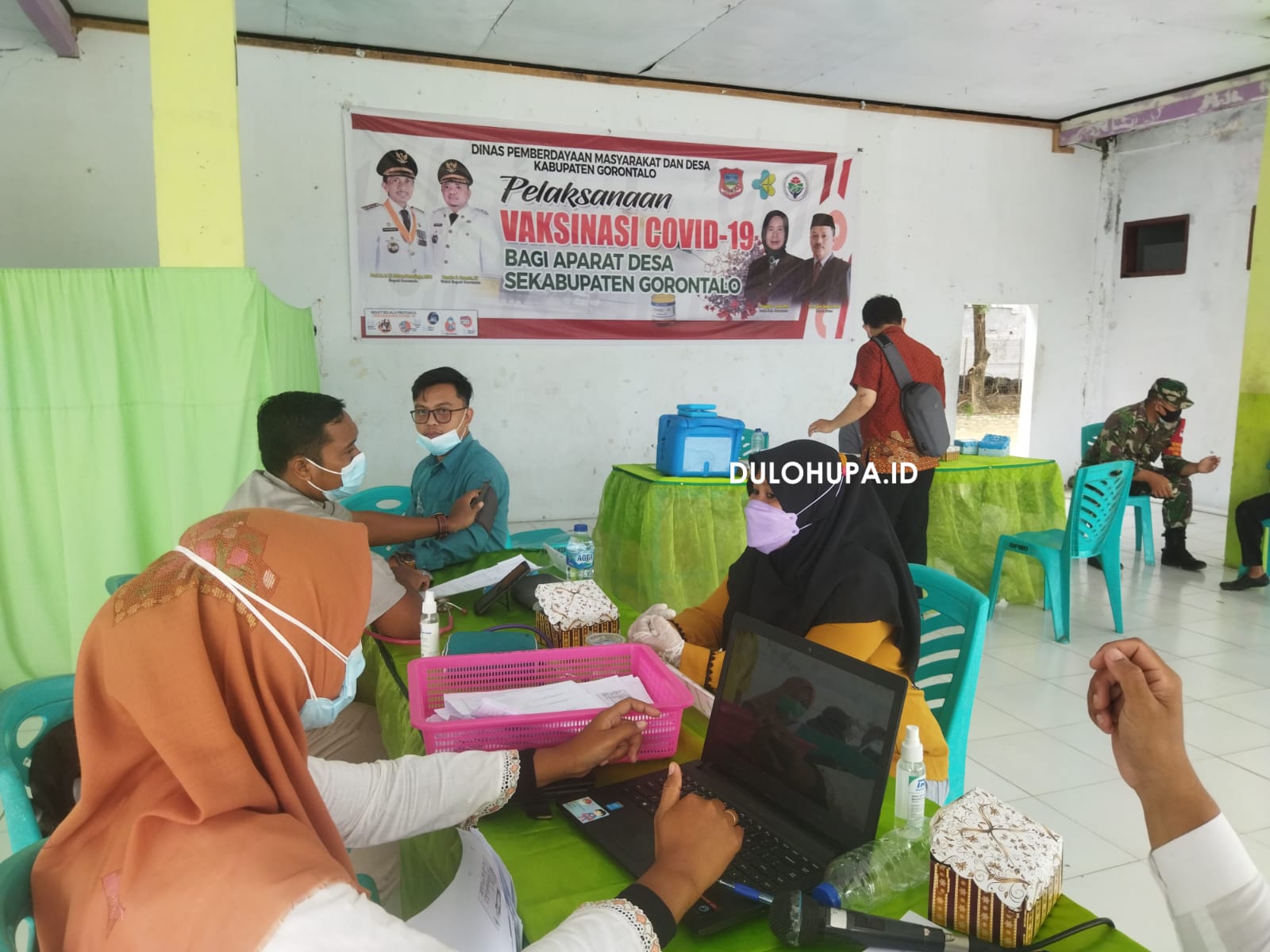 Aparat desa di Kabupaten Gorontalo saat mengikuti vaksinasi Covid-19 di Sport Center Limboto/Fandiyanto Pou