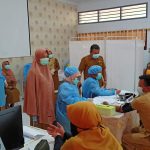 Kepala puskes sipatanah Rahmawati Abdul Gani bersama nakesnya melakukan vaksinasi di SMKN 1 Gorontalo