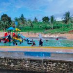 Tampak wisatawan menikmati kolam renang Desa Padengo/Hendrik Gani