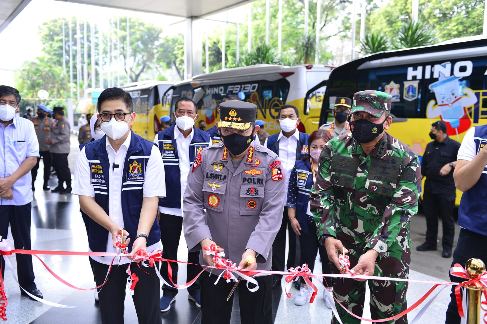 Kapolri Lepas Puluhan Bus Vaksinasi Keliling untuk Menyasar Warga 
