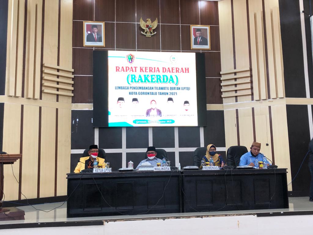 Wali Kota Gorontalo bersama Kepala KEMENAG Kota Gorontalo dan Pengurus LPTQ Kota Gorontalo saat menghadiri RAKERDA LPTQ 2021/ Reinaldi Julfirman.