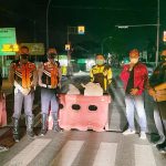 Rahmat Ambo saat berfoto dengan petugas penjaga sekat PPKM/