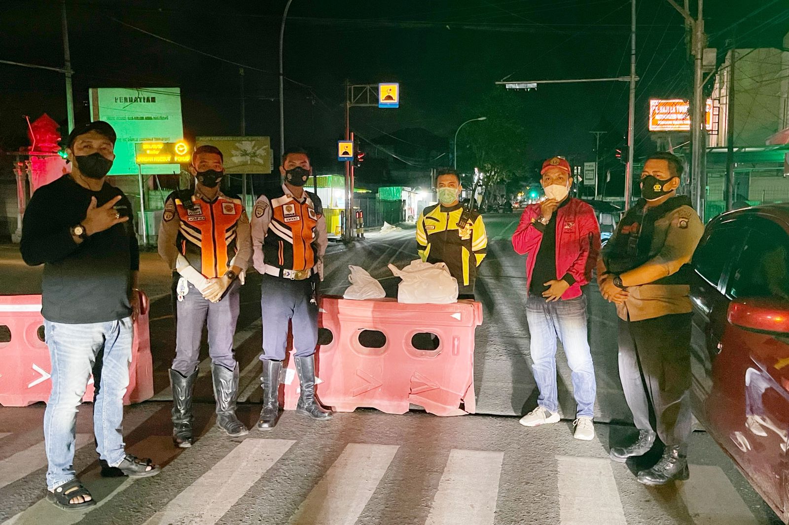 Rahmat Ambo saat berfoto dengan petugas penjaga sekat PPKM/