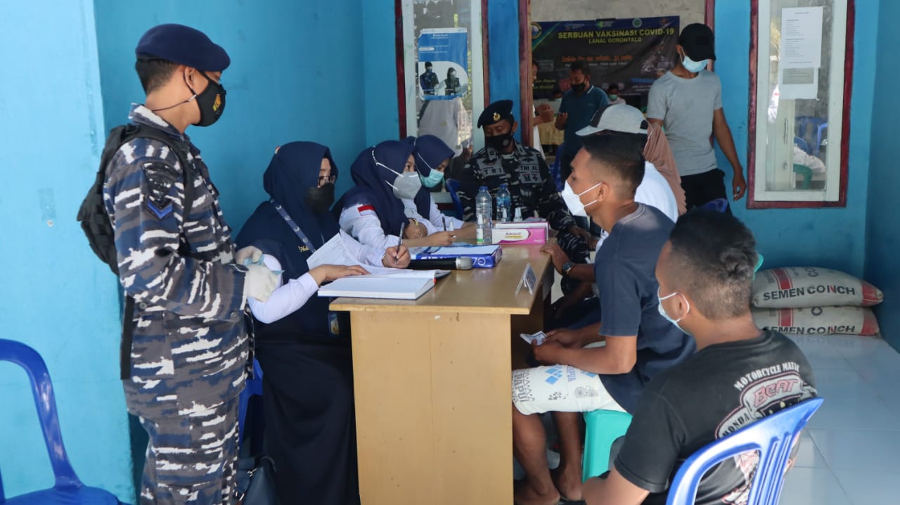 Potret kegiatan Serbuan Vaksinasi Masyarakat Maritim oleh TNI AL Gorontalo/Slamet