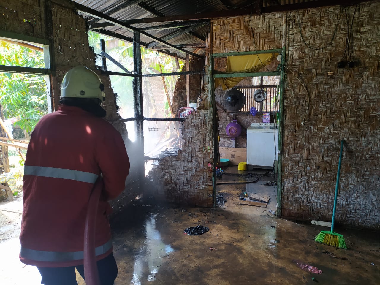 Kebakaran satu rumah di Desa Hutabohu, Kecamatan Limboto Barat/Foto : Damkar Kabupaten Gorontalo