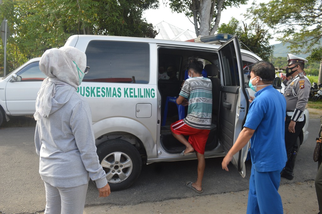 Proses evakuasi dua penjual ikan yang terindikasi terpapar Covid-19/