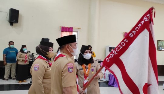Ketua Kwartir Daerah (Kwarda) Gerakan Pramuka Provinsi Gorontalo, Idah Syahidah Rusli Habibie saat melantik Bupati Pohuwato Saipul Mbuinga dan wakil Bupati Suharsi Igirisa, sebagai Ketua dan Wakil Ketua Majelis Pembimbing Cabang (Mabicab) Pramuka Pohuwato, Rabu (11/8/2021).