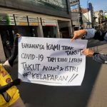 Para pedagang di Pasar Baru Bandung, melakukan aksi penolakan perpanjangan PPKM Darurat.