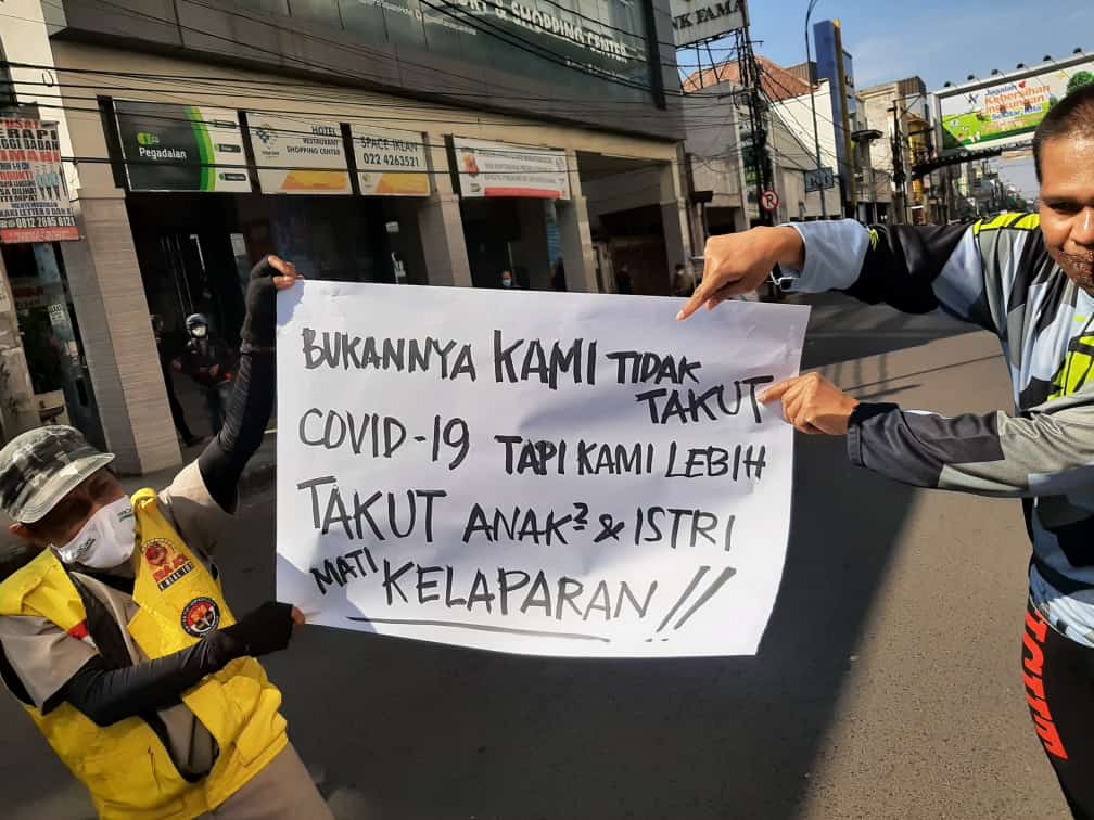 Para pedagang di Pasar Baru Bandung, melakukan aksi penolakan perpanjangan PPKM Darurat.
