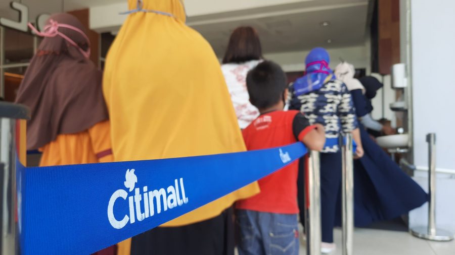 Pengunjung antri di Citimall Gorontalo/Wawan Akuba