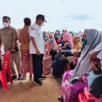 Bupati Pohuwato Saipul Mbuinga, saat meninjau serbuan vaksin Covid-19 di wilayah Popayato Grub/Hendrik Gani