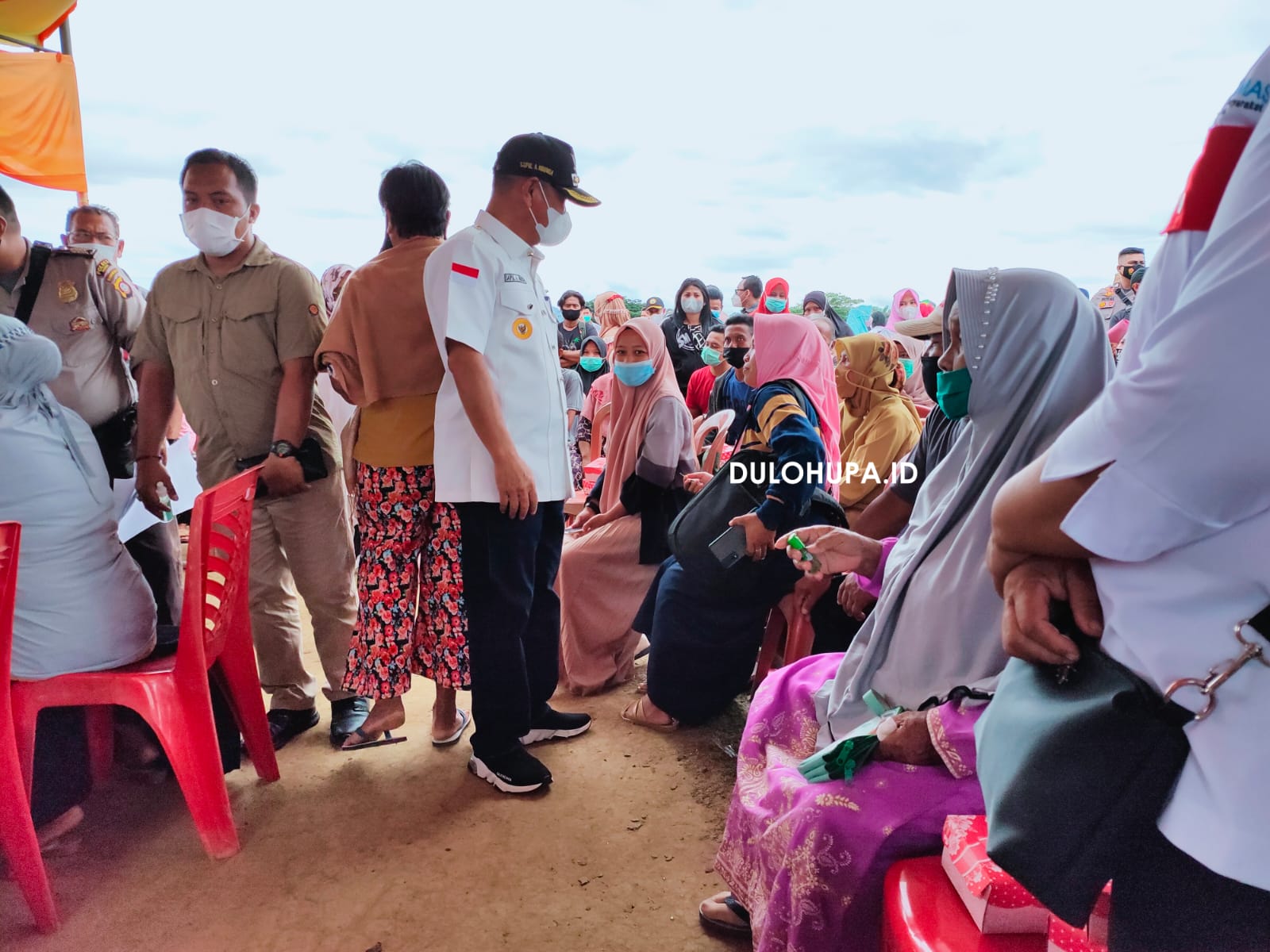 Bupati Pohuwato Saipul Mbuinga, saat meninjau serbuan vaksin Covid-19 di wilayah Popayato Grub/Hendrik Gani