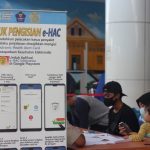 Penumpang mengurus dokumen perjalanan di Bandara Djallaludin/Wawan Akuba