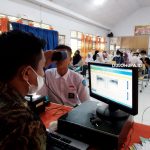 Para siswa di SMA Negeri 1 Limboto saat mengikuti pengurusan KTP-el secara offline/Fandiyanto Pou