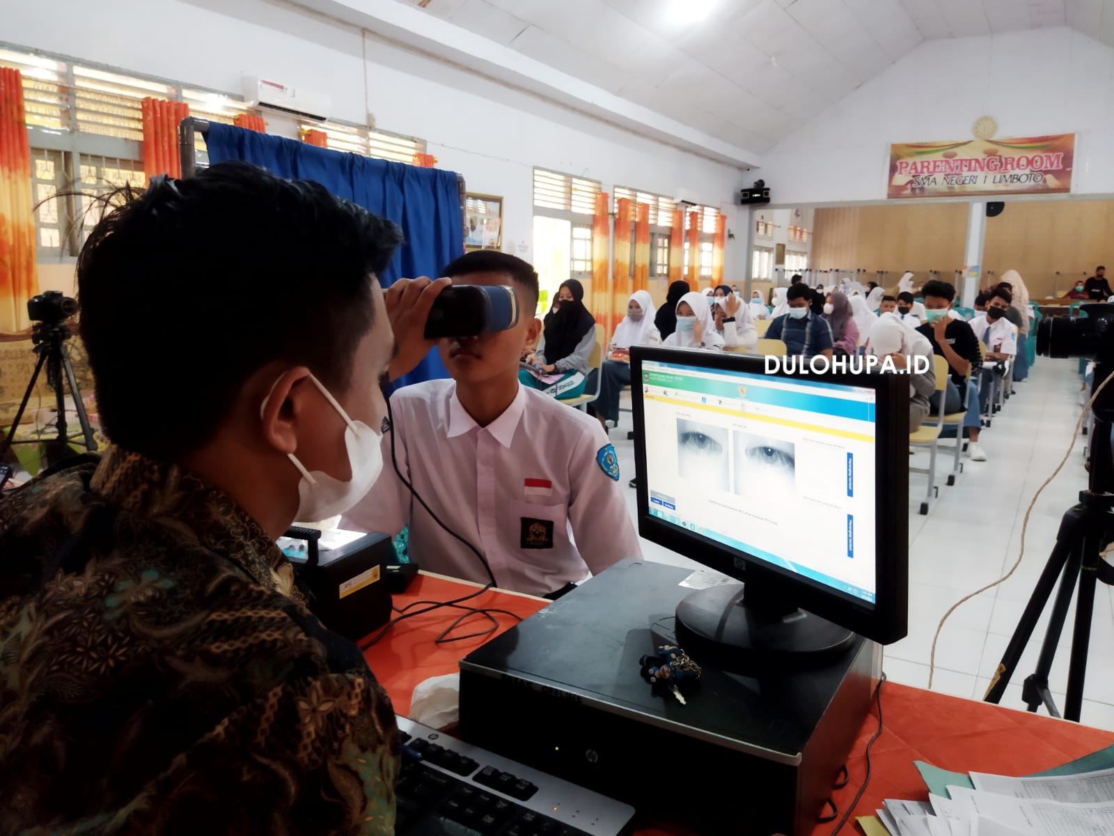 Para siswa di SMA Negeri 1 Limboto saat mengikuti pengurusan KTP-el secara offline/Fandiyanto Pou